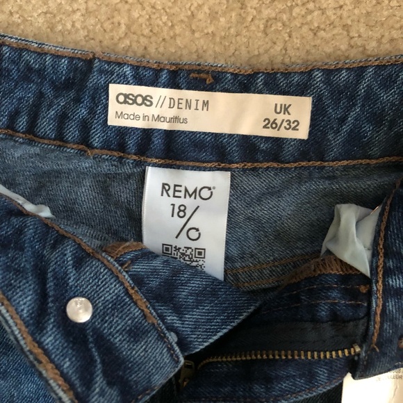 ASOS DESIGN mom jeans in dark blue. Size W26 L32. - Picture 6 of 9